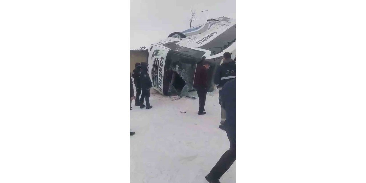 Ağrı’da yolcu otobüsü devrildi: 16 yaralı
