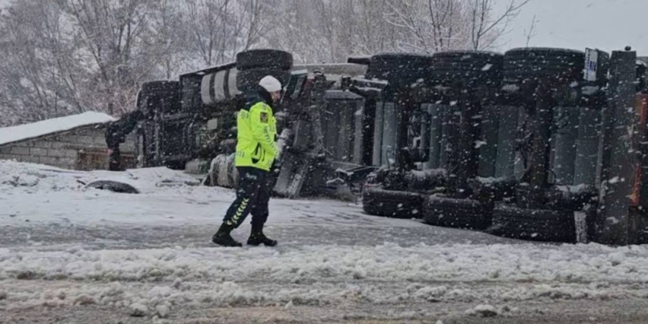Bingöl’de tır devrildi: 1 yaralı