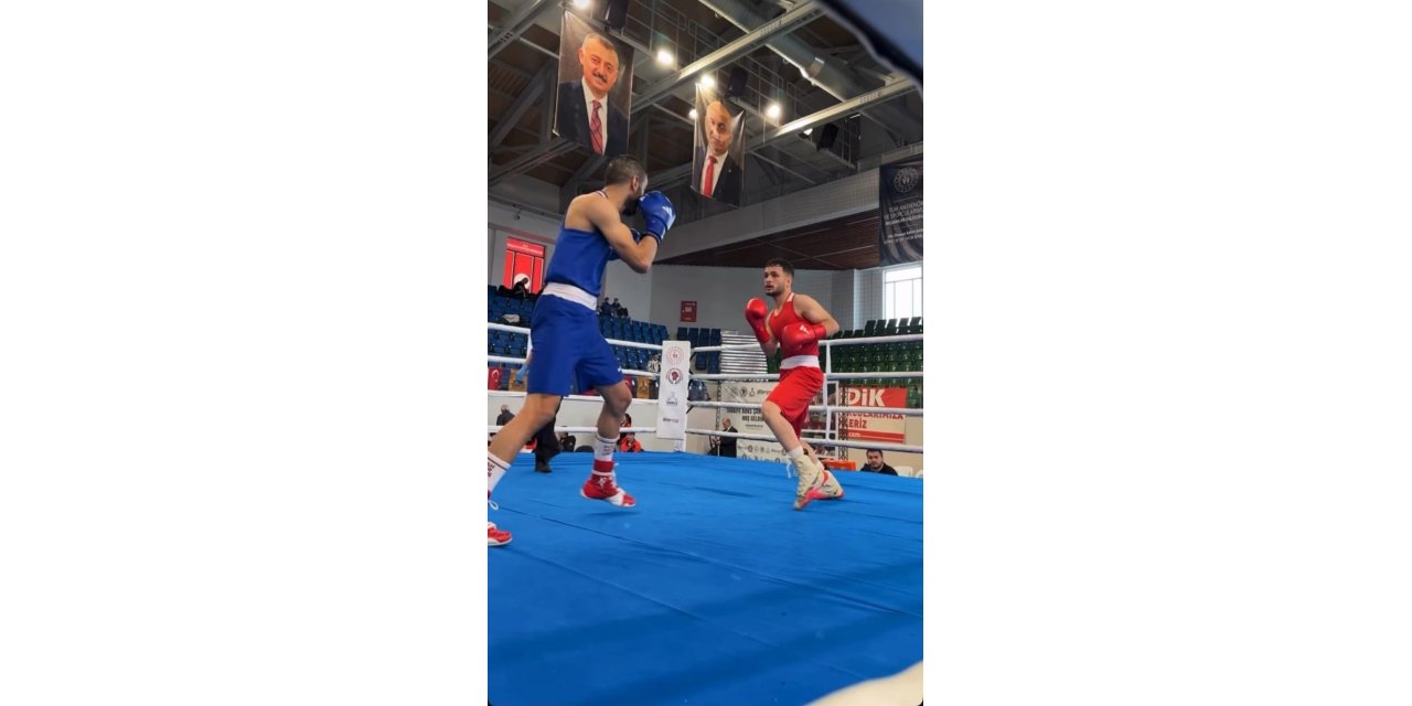 Ağrılı boksör Sezgin Acar Türkiye üçüncüsü oldu