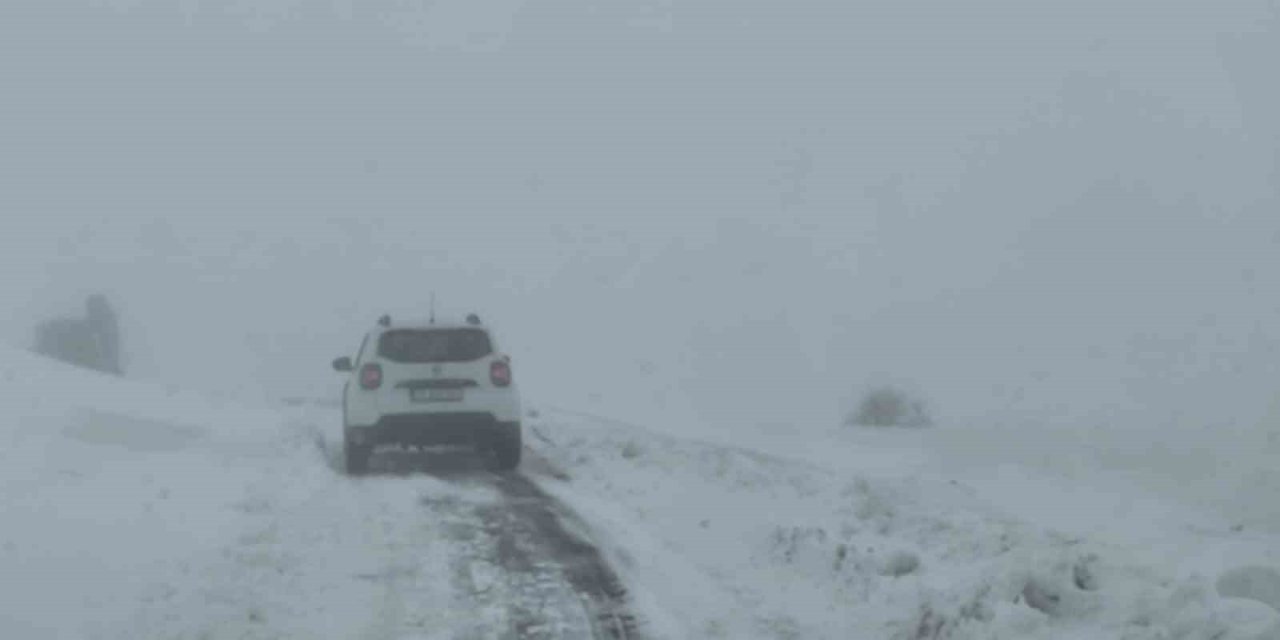 Elazığ’da kar yağışında mahsur kalan araç kurtarıldı