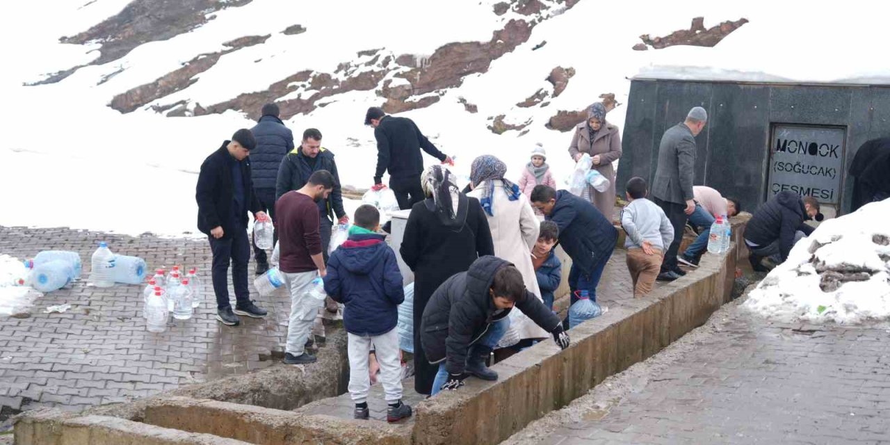 Muş’ta şebeke suyunda bakteri tespit edildi, vatandaşlar çeşmelere akın etti