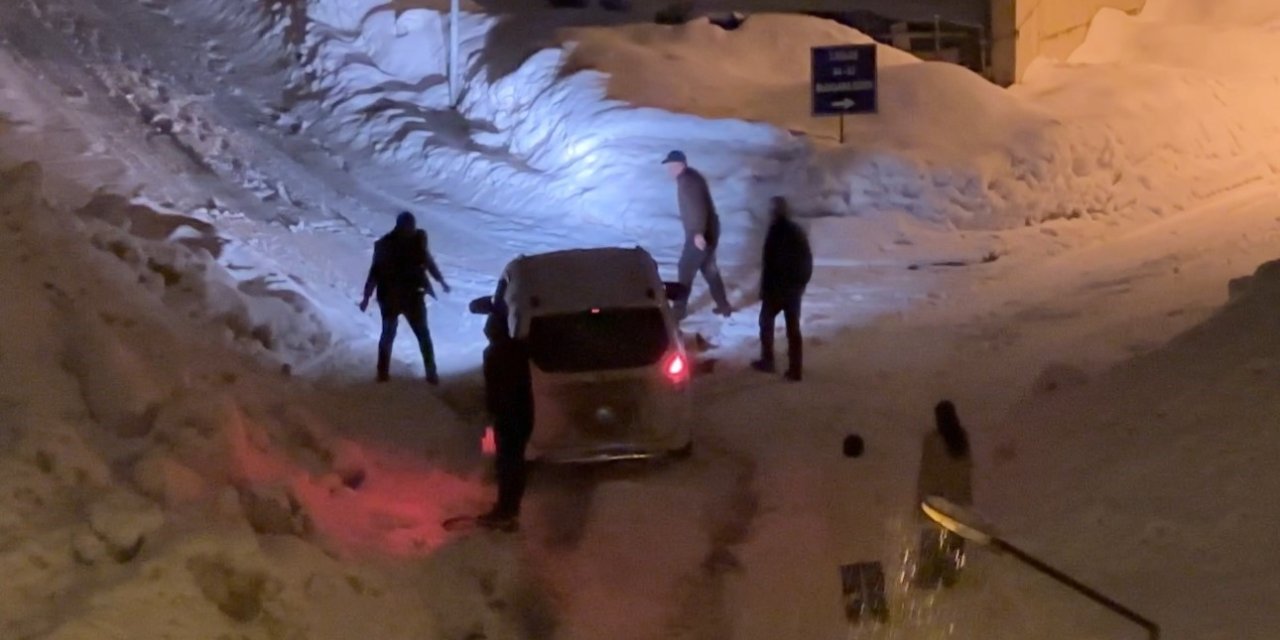 Yüksekova’da kar yağışı: Araçlar imece usulü kurtarıldı