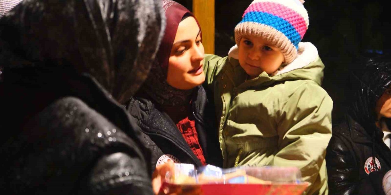 Minik Hümeyra’ya umut olmak için evinin önünde sürpriz yaptılar