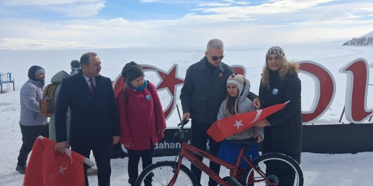 Askıda Bisiklet Derneği Çıldırlı çocukları sevindirdi