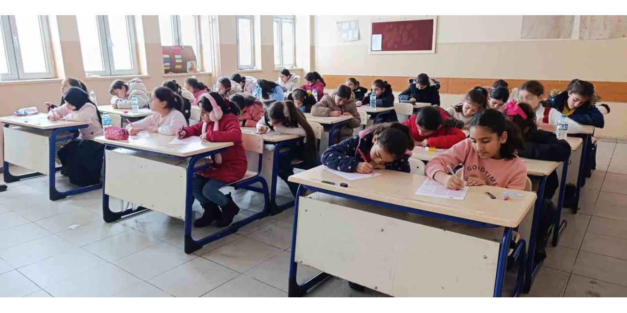 Ağrı’da gerçekleştirilen Siyer Yarışmasına yüzlerce kişi katıldı