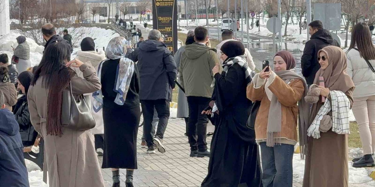 Tatvan’da bahar havası: Van Gölü Sahili’nde yoğunluk