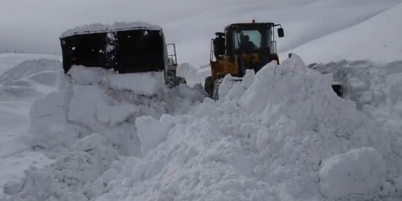 Hakkari’de karla mücadele: 143 yerleşim yerinin yolu ulaşıma açıldı