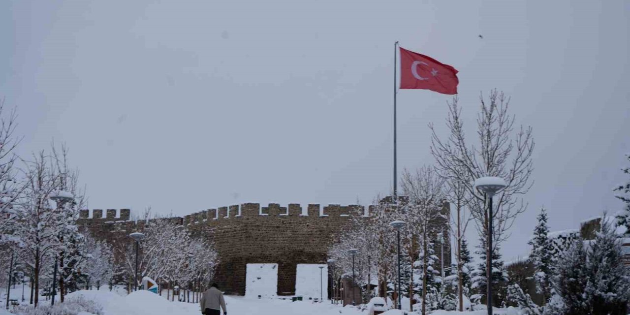 Erzurum yine beyaza büründü: 775 köy yolu ulaşıma kapandı