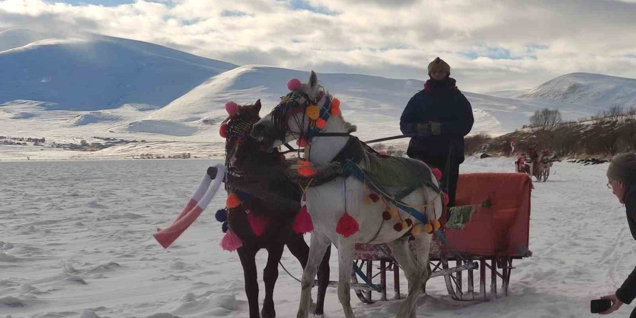 Çıldır Gölü üzerinde atlı gezi ve halay keyfi