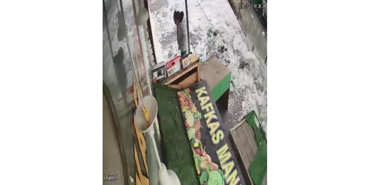 Kars’ta kar kütlesinden şans eseri kurtuldu