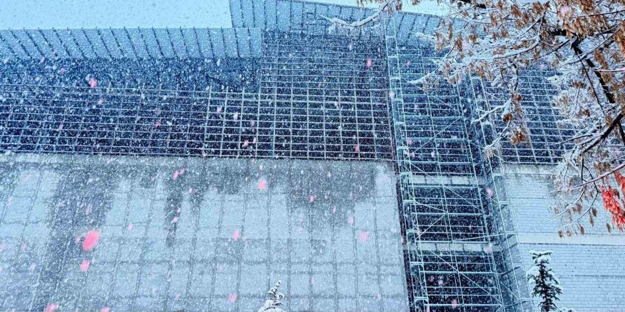 Patnos’ta sıcak hava yerini kar yağışına bıraktı