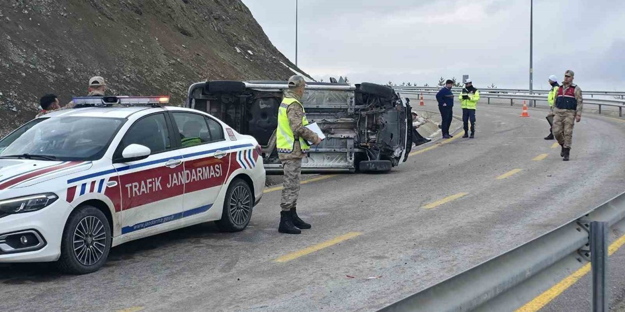Erzincan’da emniyet kemeri hayat kurtardı: 2 kişi kazayı yara almadan atlattı