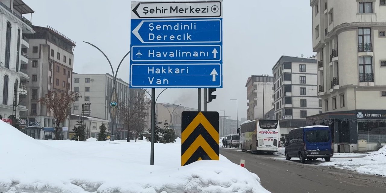 Yüksekova’da uçak seferlerine kar ve sis engeli