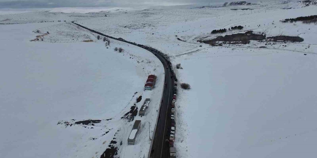 Çıldır Gölü’nde adım atacak yer kalmadı