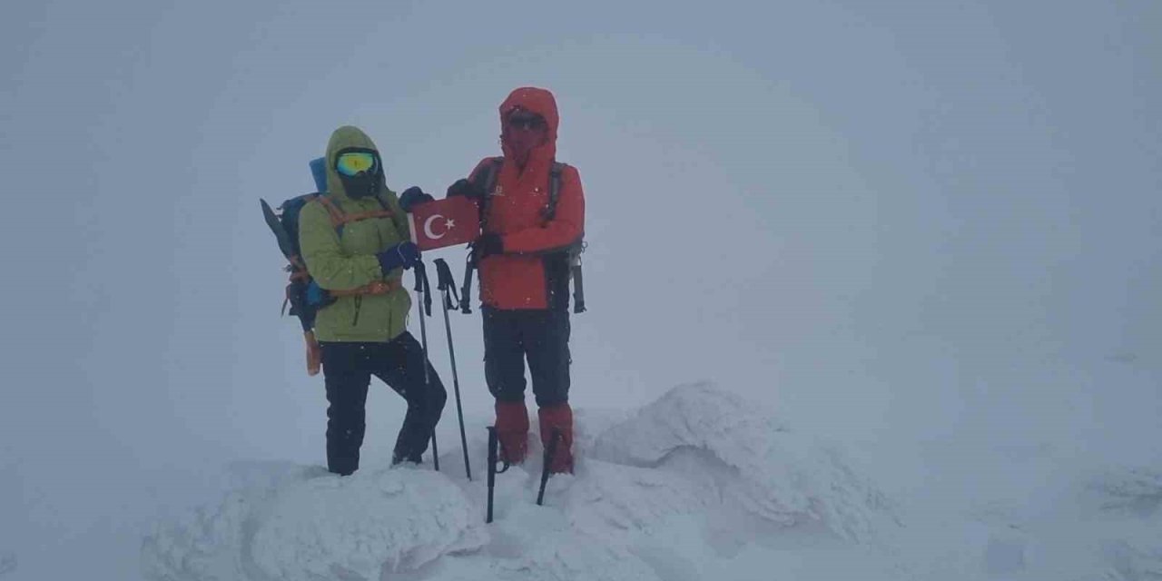 Dağcılar Bubi Dağı’na kış tırmanışı yaptı, zirvede kar mağarası oluşturdu