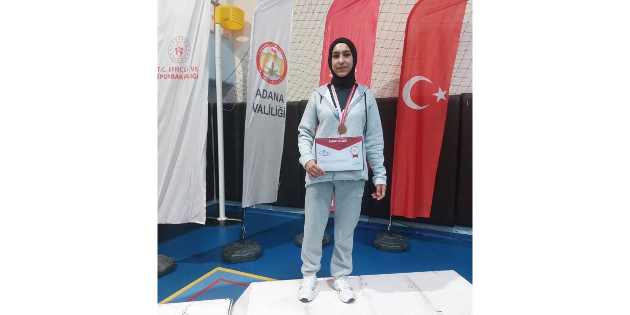 Özalplı öğrenci bilek güreşinde Türkiye üçüncüsü oldu