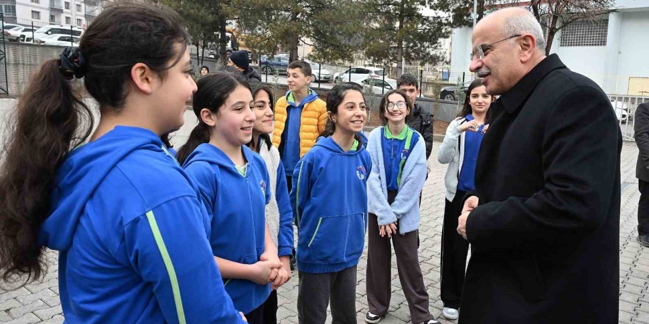 Başkan Er, İnönü Ortaokulu’na konuk oldu