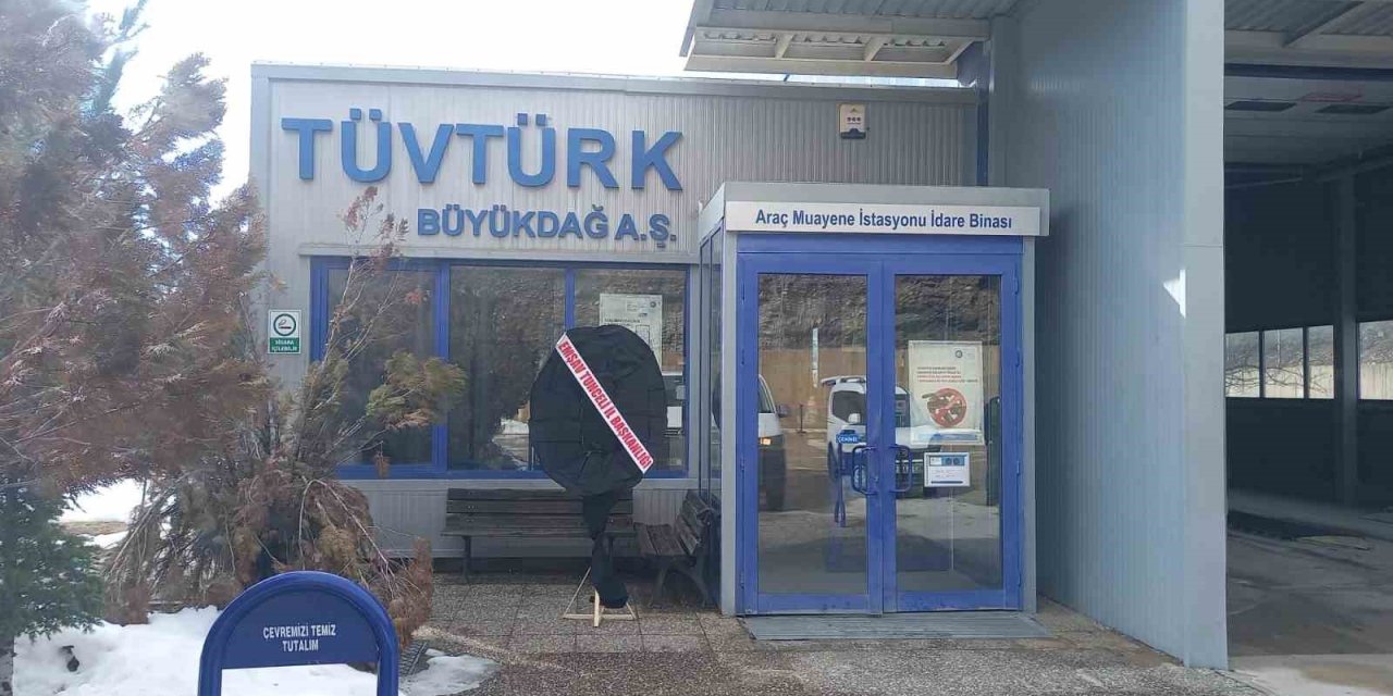 TÜVTÜRK’e siyah çelenk bırakıldı