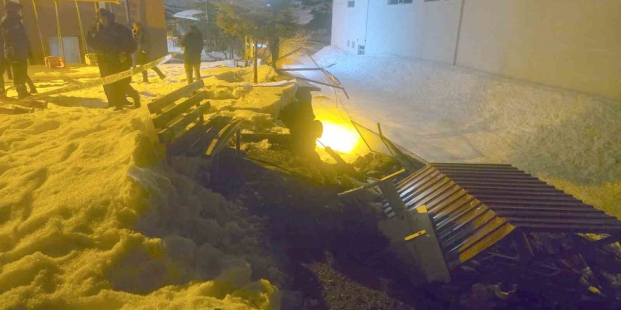 Hakkari’de istinat duvarı çöktü