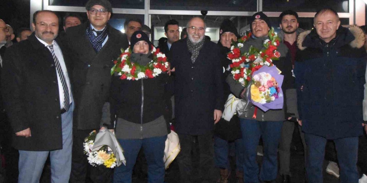 Otizmli İkiz Milli Kayakçılara Erzurum’da coşkulu karşılama