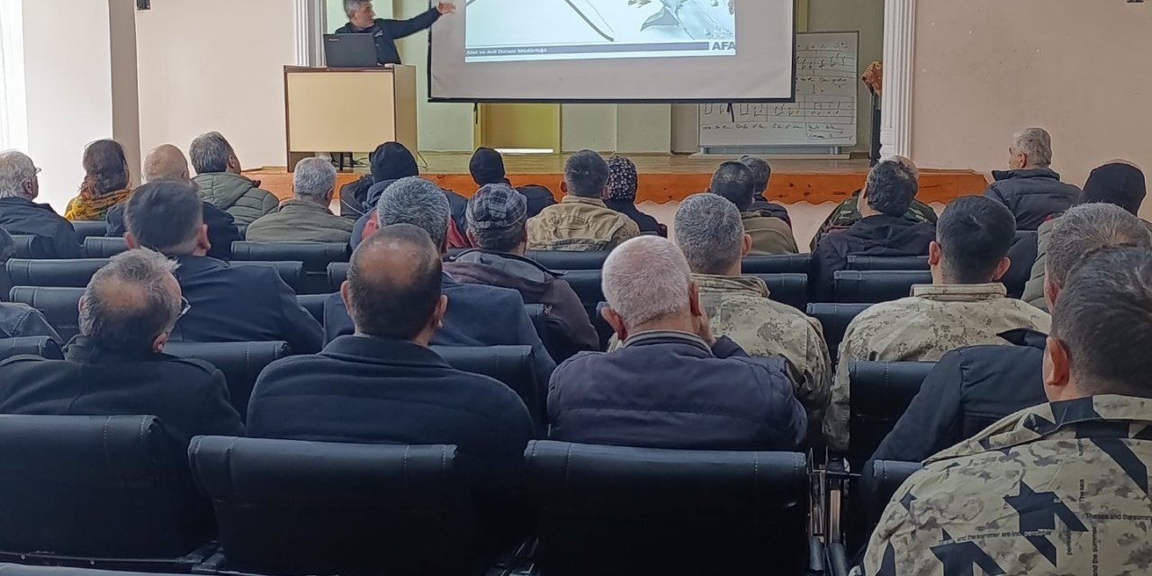 Kemaliye’de muhtarlar çığ tehlikesine karşı bilgilendirildi