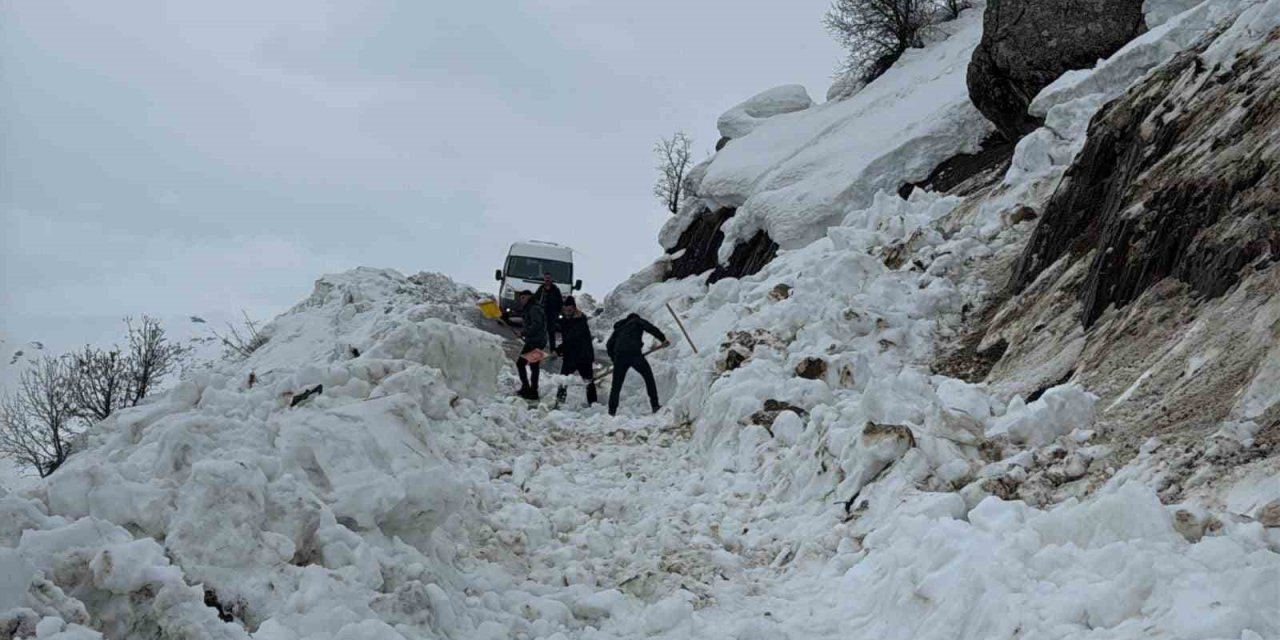 Hakkâri’de çığ düştü: Öğrenci servisi yolda kaldı
