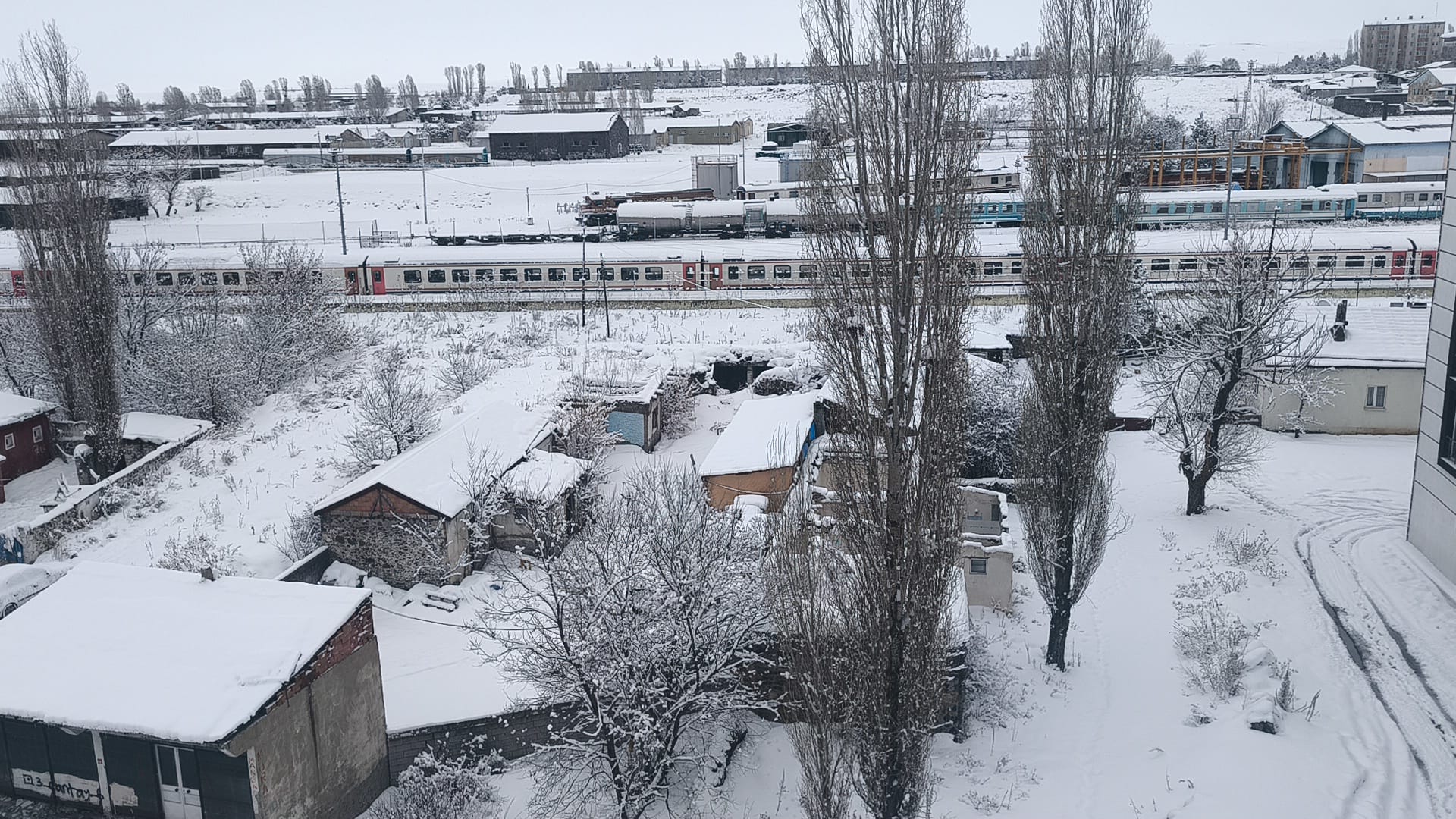 Kars’ta bahar beklenirken kar geldi: Kent yeniden beyaza büründü