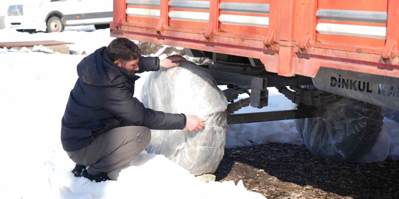 Muş’ta çiftçiler tarım araçlarını kış şartlarına karşı koruyor
