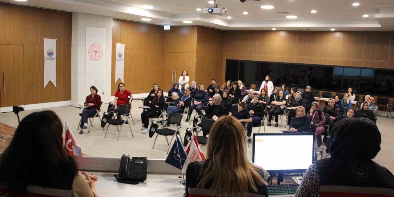 Koruyucu aile hizmet modeli sağlık çalışanlarına tanıtıldı