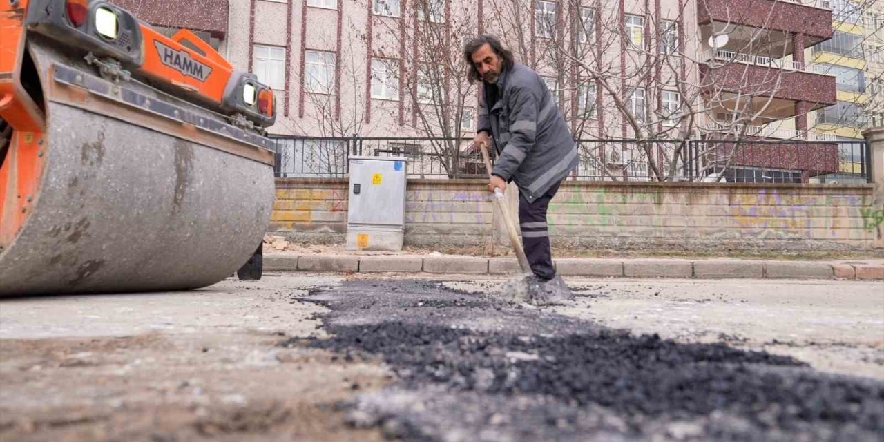 Elazığ’da asfalt yama uygulaması sürüyor