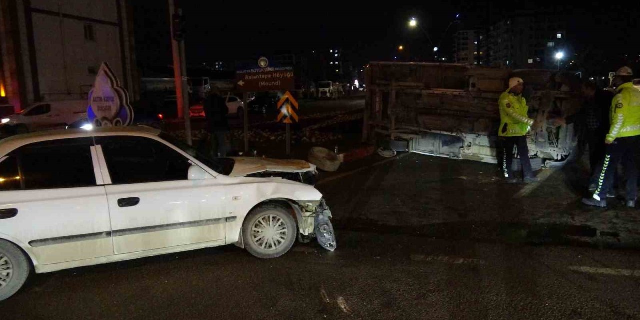 Otomobil ile çarpışan kamyonet devrildi: 1 yaralı