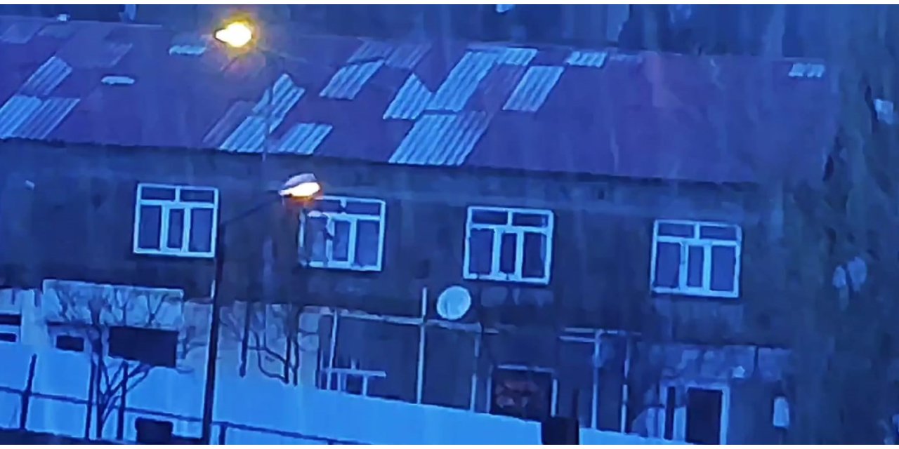 Bitlis’te çakan şimşekler geceyi gündüze çevirdi