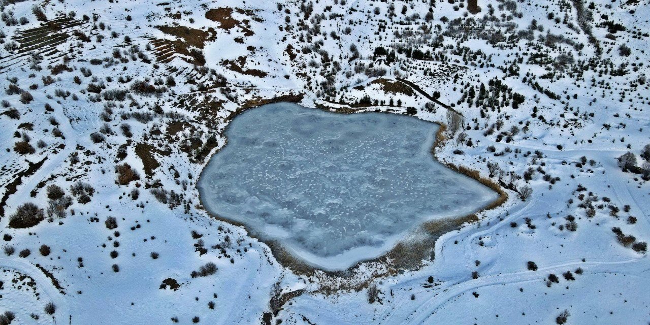 Kemah’taki Ardos Gölü dondu: Bin 660 rakımlı buz gölü drone ile görüntülendi