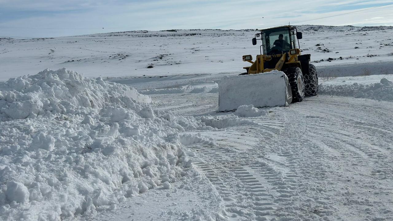 Kars’ta kar ve tipi: 52 köy yolu ulaşıma kapandı