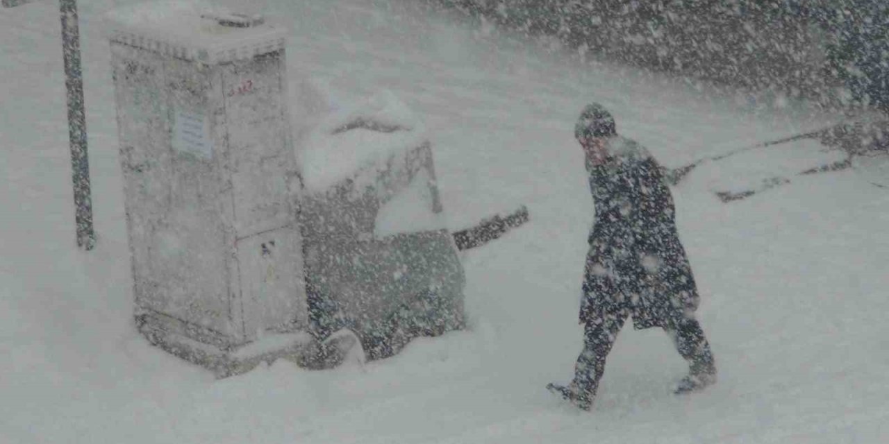 Kars’ta kar ve tipi geçit vermiyor: 52 köy yolu ulaşıma kapandı