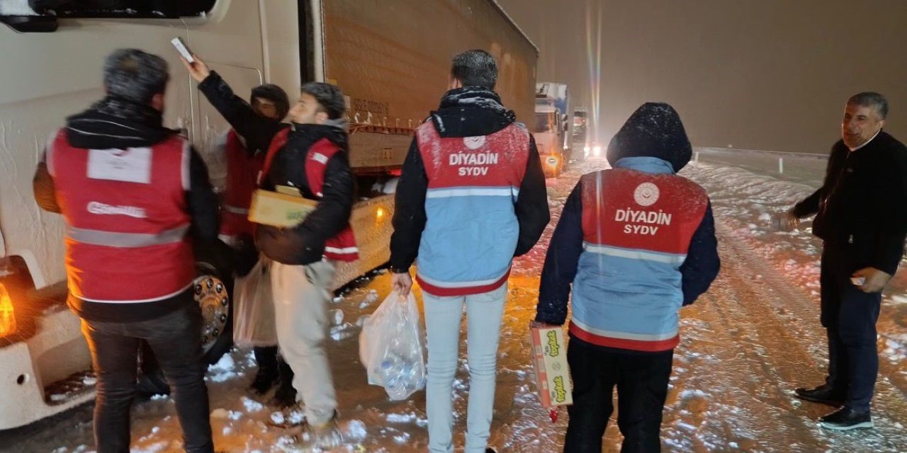 Diyadin’de yolda kalan vatandaşlara kumanya desteği
