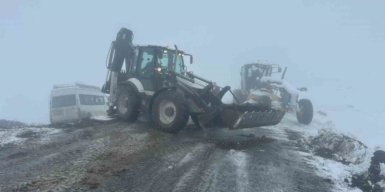 Iğdır’da yoğun kar yağışı: 57 köy yolu ulaşıma kapandı, şarampole devrilen minibüs kurtarıldı