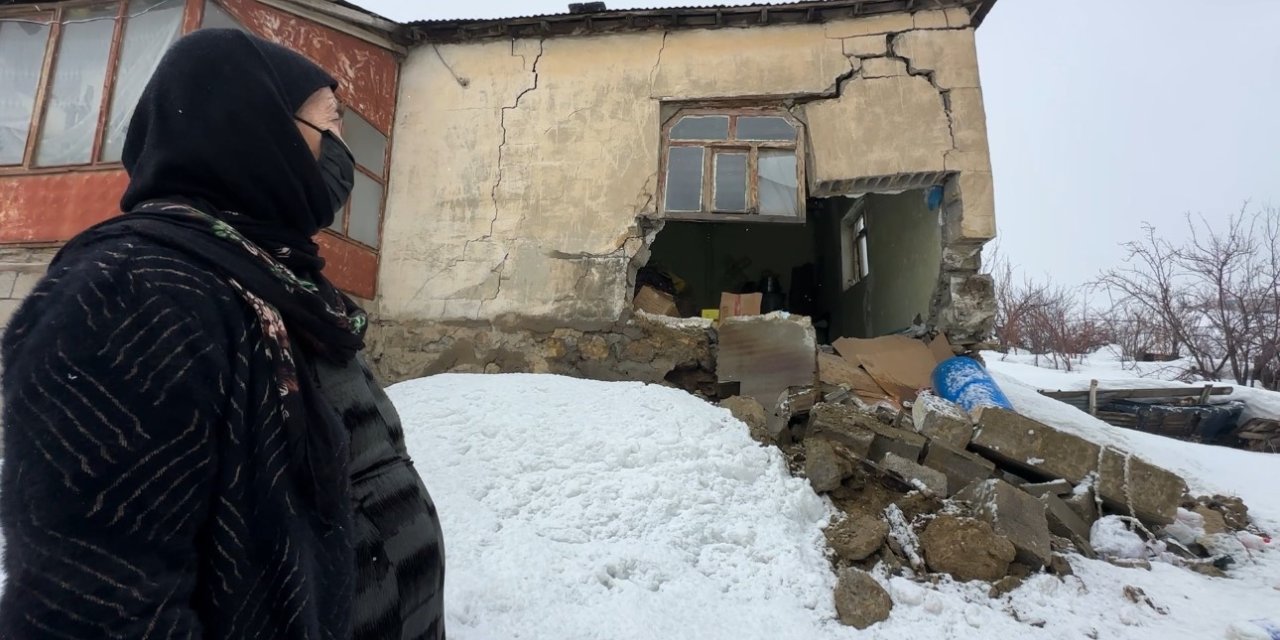 Yüksekova’da bir evin duvarı yıkıldı: "Deprem oluyor sandım"