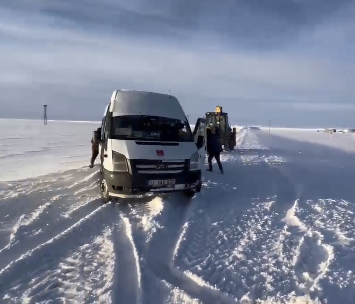 Kars’ta kara saplanan öğrenci servisi kurtarıldı