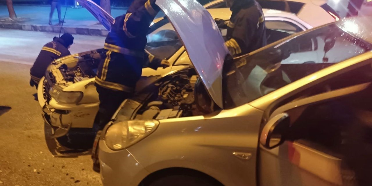 Erzincan’da 2 otomobil çarpıştı