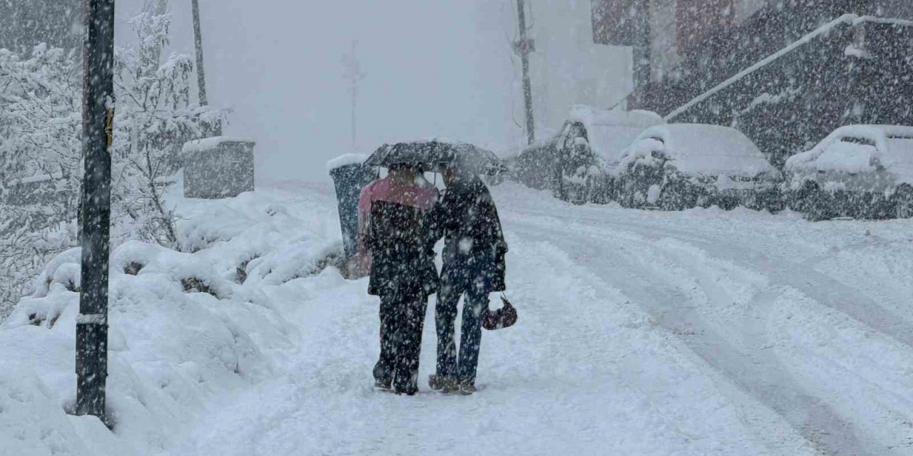 Hakkâri’de kar 20 köy ve 38 mezra yolu ulaşıma kapandı
