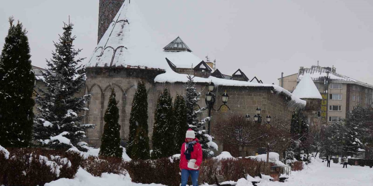 Erzurum’da 84 köy yolu kardan ulaşıma kapandı