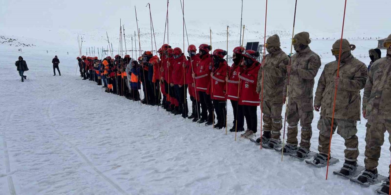 Hesarek Kayak Merkezi’nde gerçeğini aratmayan arama kurtarma tatbikatı