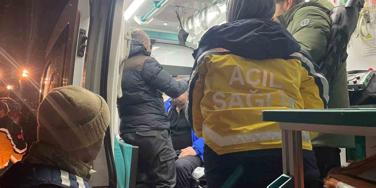 Ağrı’da üzerine çığ düşen araçtaki 4 personel kurtarıldı