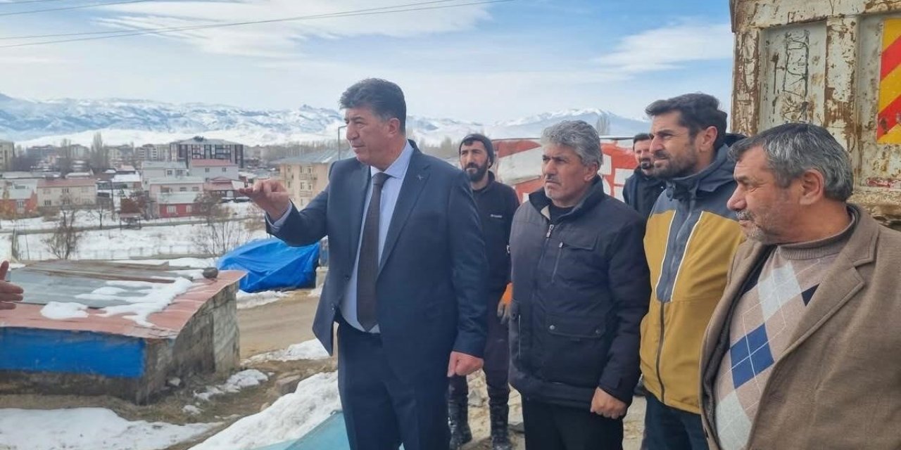 Pasinler Belediyesi’nden metruk bina yıkımı