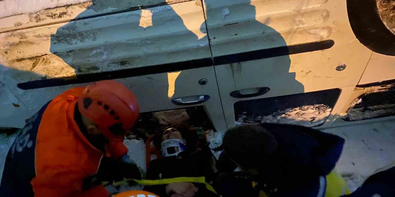 Kars’ta takla atan hafif ticari araçta can pazarı yaşandı