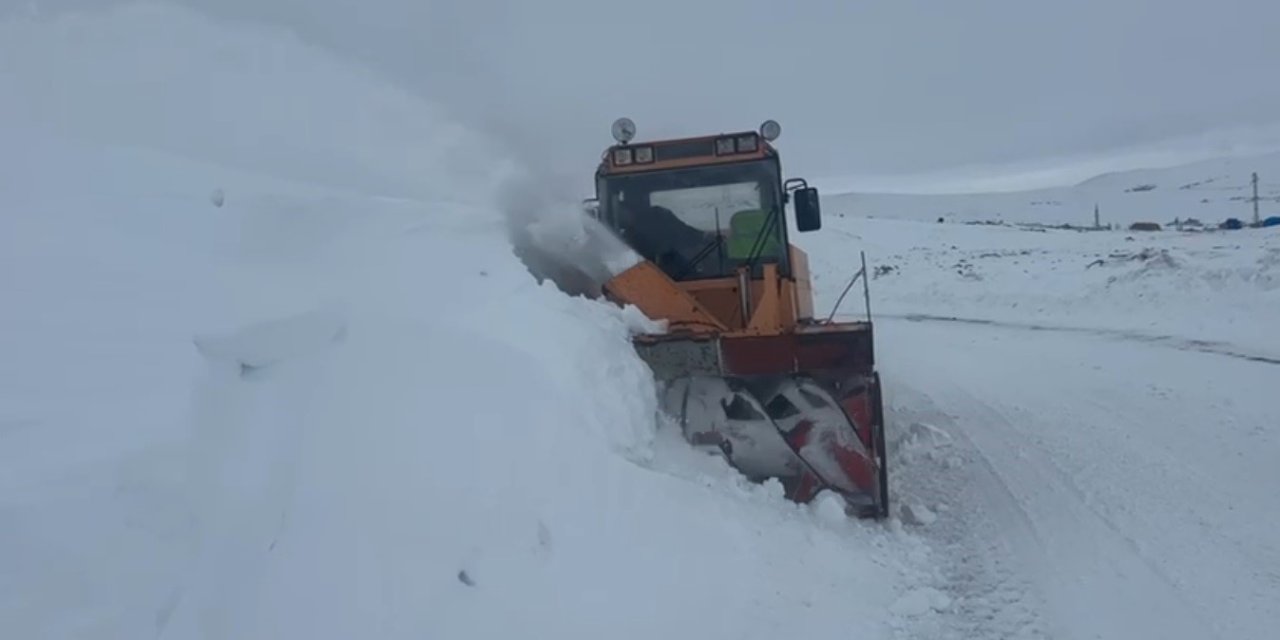 Kars’ta köy yollarında karla mücadele sürüyor