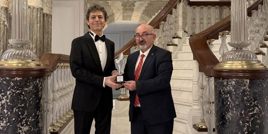 Akif Manaf’a Bir Barış Ödülü Daha: Dünyaca Ünlü Yazar Egeyön Barış Ödülünü Aldı