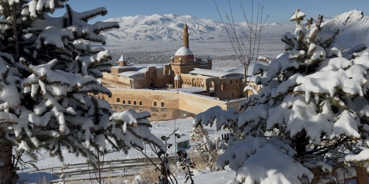 Yoğun kar yağışı tarihi sarayda eşsiz manzaralar oluşturdu