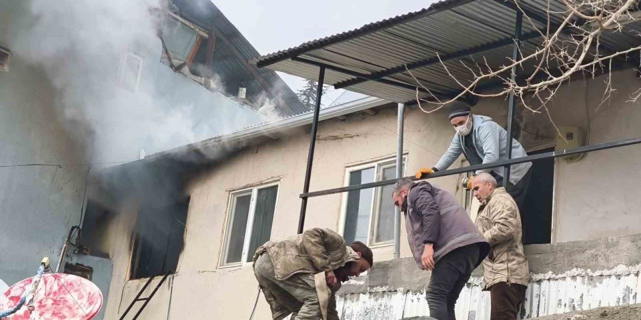 Tunceli’deki ev yangını ekiplerin müdahalesi ile söndürüldü